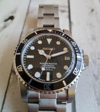 Load image into Gallery viewer, 90s style modern vintage classic driver watch