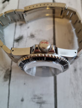 Load image into Gallery viewer, 90s style modern vintage classic driver watch