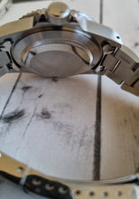 Load image into Gallery viewer, 90s style modern vintage classic driver watch