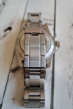 Load image into Gallery viewer, 90s style modern vintage classic driver watch