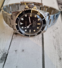 Load image into Gallery viewer, 90s style modern vintage classic driver watch