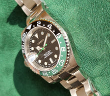 Load image into Gallery viewer, Black and green riddler watch