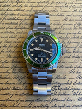 Load image into Gallery viewer, Vintage light green bezel watch